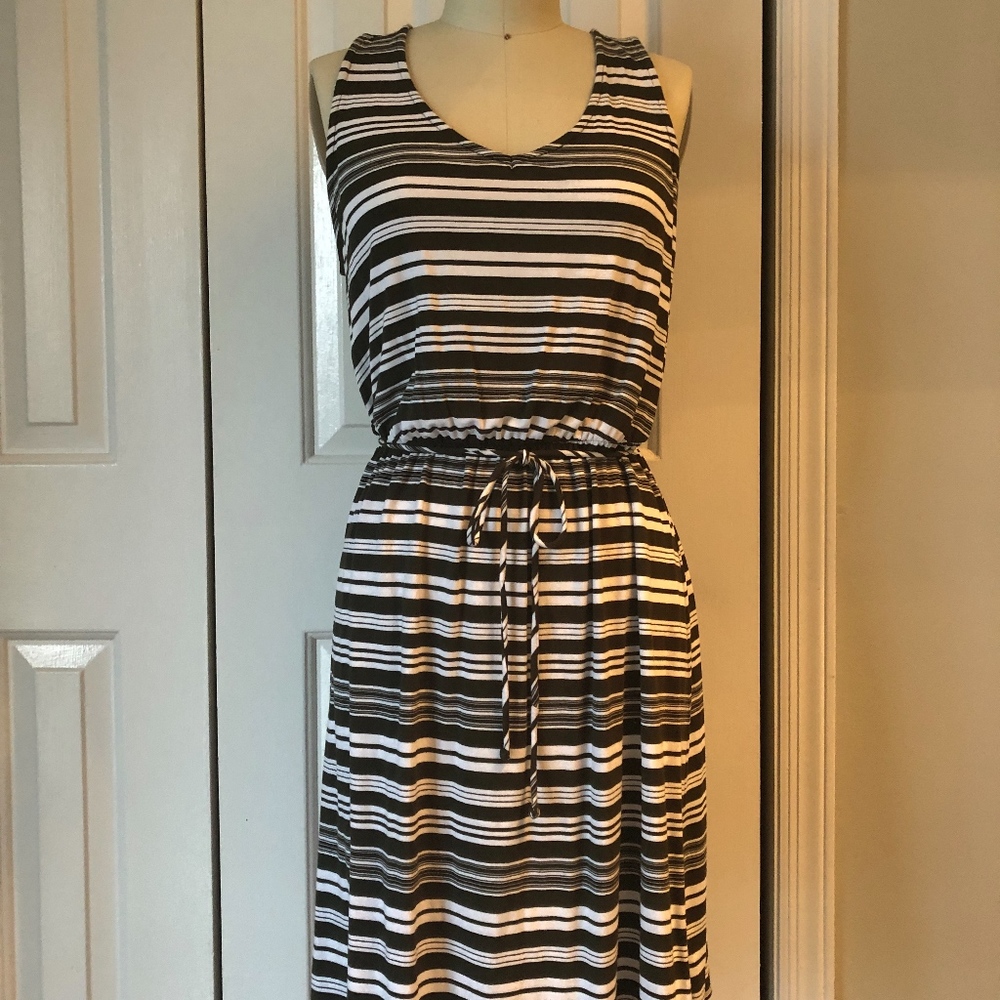 2 sleeveless classic dresses